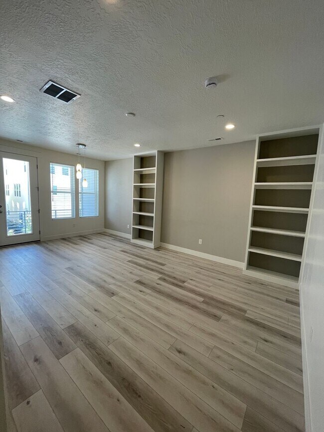 Building Photo - 597 Nichole Ln