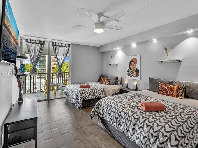 Building Photo - 3375 N Country Club Dr