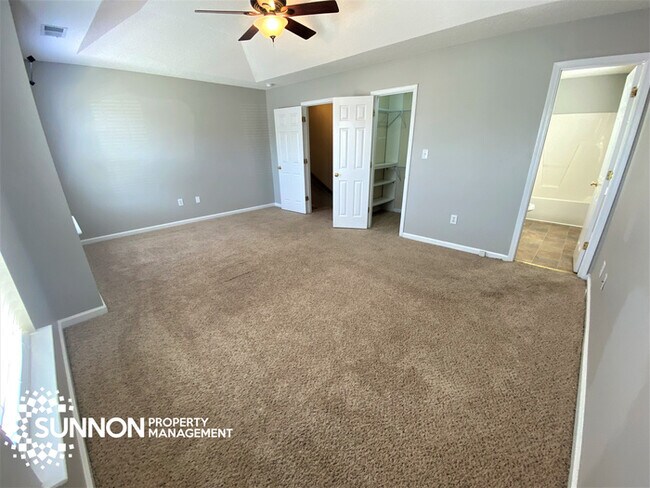 Building Photo - Adorable 3 BR 2.5 BA Updated House + Garage
