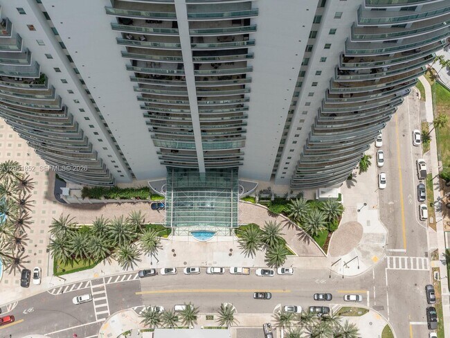 Building Photo - 1300 Brickell Bay Dr