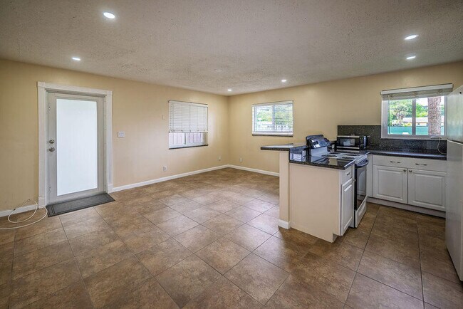 Building Photo - 750 SW 2nd St