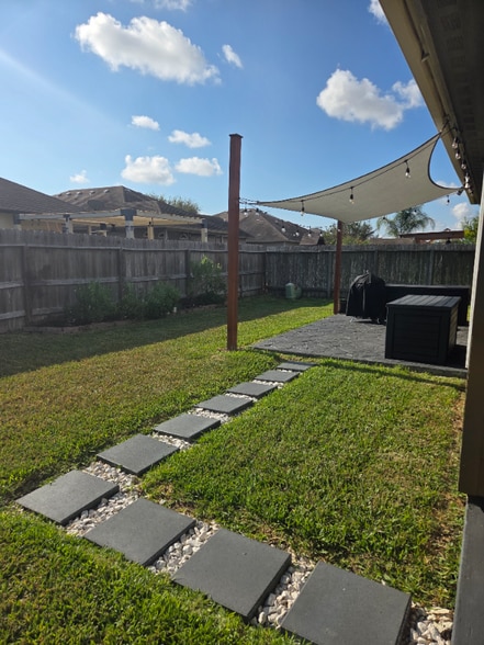 Building Photo - 2606 Las Brisas St