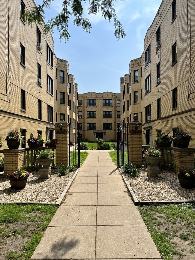 Primary Photo - 3817.5 N Greenview Ave