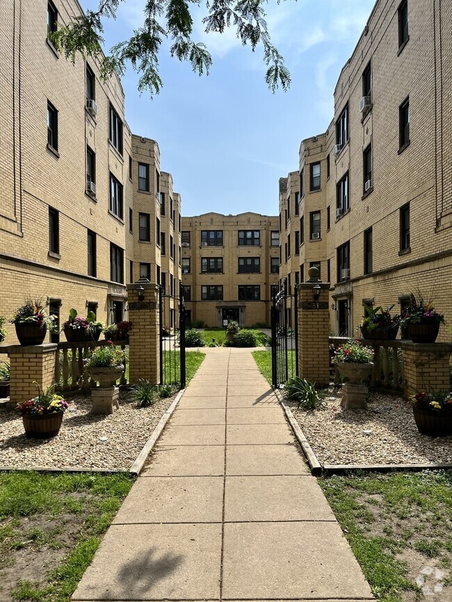Building Photo - 3817.5 N Greenview Ave