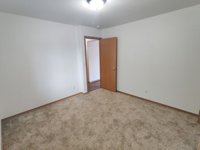 Building Photo - Great South Kennewick location close to fr...