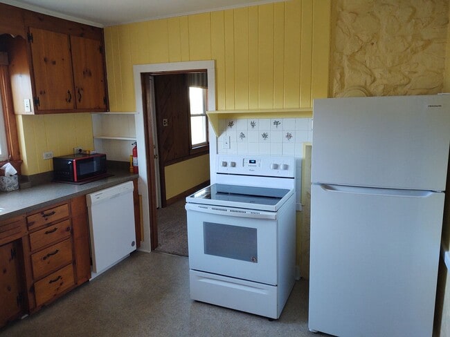 Building Photo - Wake Up to the View of the Great Smoky Mountains overlooking picturesque Downtown Sylva!!