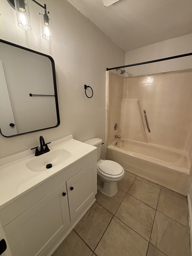 Building Photo - Newly Updated 2 BR 2 Full Bath Townhome ne...