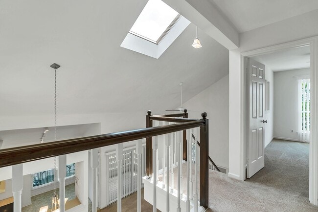 Building Photo - Rarely Available 2-Level, 2 Bed 2 Bath Upp...