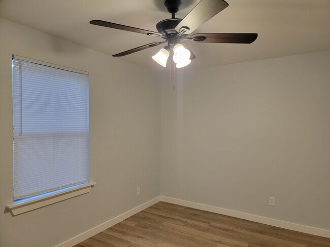 Building Photo - Three bedroom duplex!