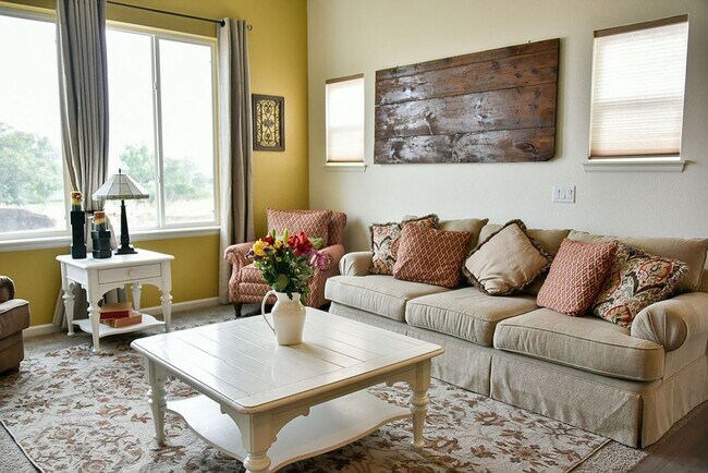 Building Photo - Great 3 Bed / 3 Bath with Garage! Open Floor Plan with Upgrades!