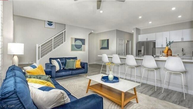 Building Photo - 8683 Luxuriant Ave