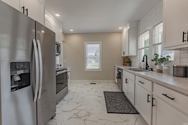 Building Photo - 808 S Cullen Ave