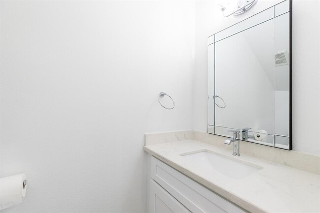 Building Photo - 1032 W 21st St
