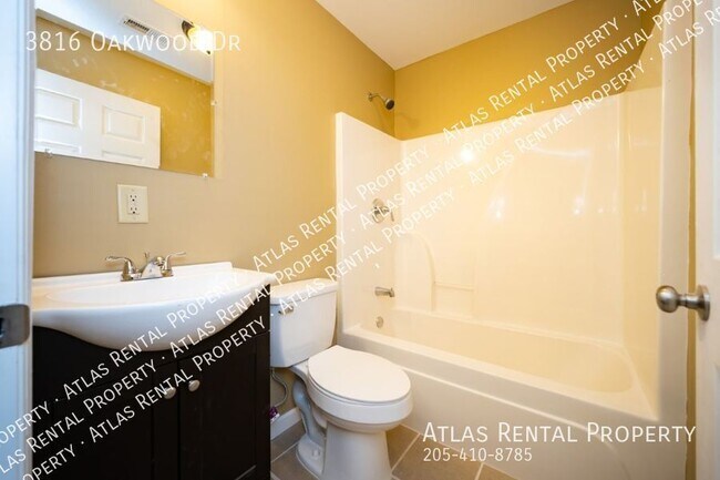 Building Photo - 3816 Oakwood Dr