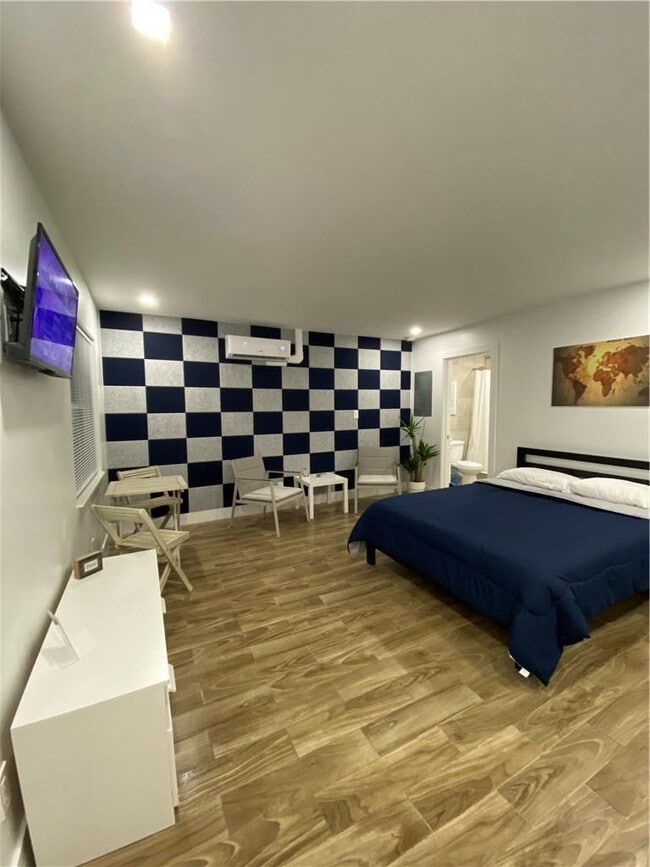 Building Photo - 902 NE 38th St