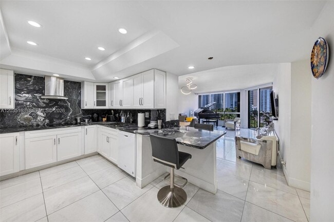 Building Photo - 520 Brickell Key Dr