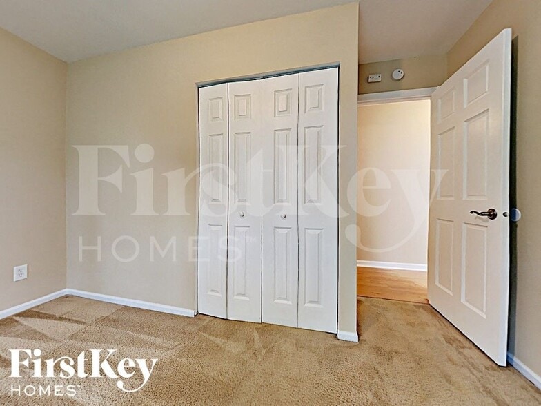 Building Photo - 786 N Shore Dr