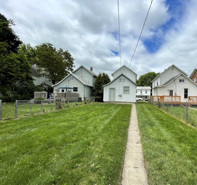 Building Photo - Rent Special Available! Pet Friendly 2 Sto...