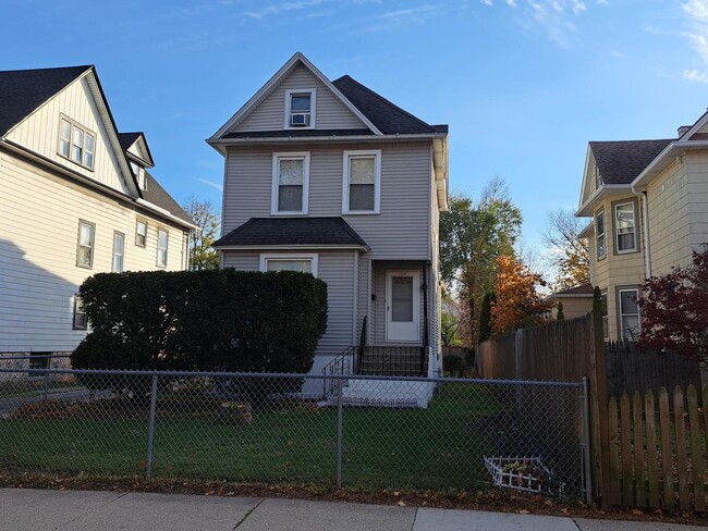 Primary Photo - 1509 W Greenleaf Ave