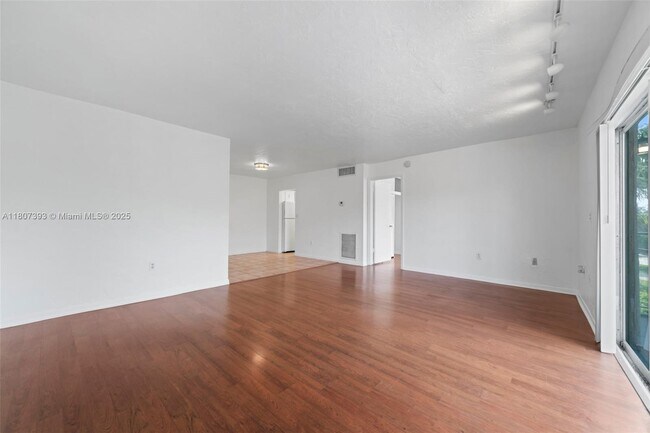 Building Photo - 2640 NE 135th St