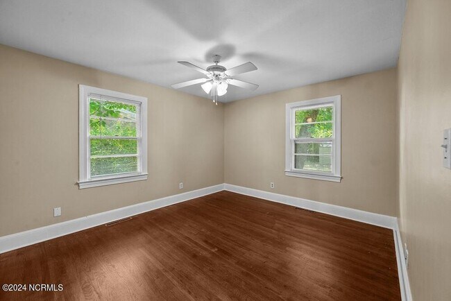 Building Photo - 1306 E 1st St