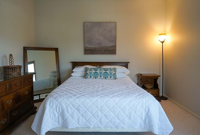 Building Photo - CDA NORTH CONDO - JUST LISTED ONE BEDROOM CONDO!