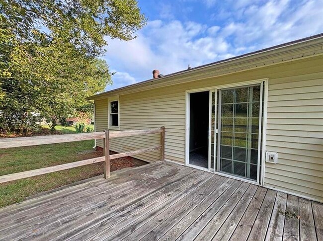 Building Photo - 808 Helton Dr