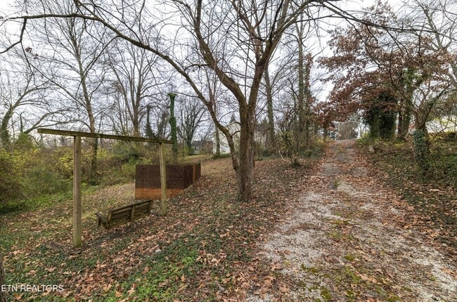 Building Photo - 5501 Lake Shore Dr