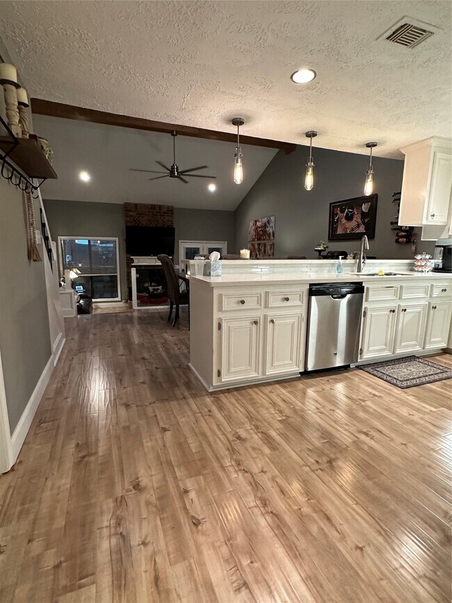Building Photo - 3850 Knollcrest Dr