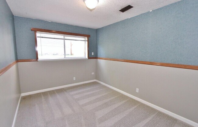 Building Photo - Spacious Home in Quiet Neighborhood