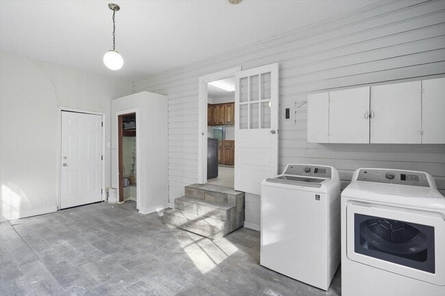 Building Photo - 211 W Lakeview Dr