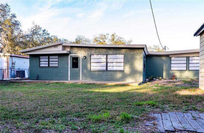Building Photo - 2026 Sunset Ln