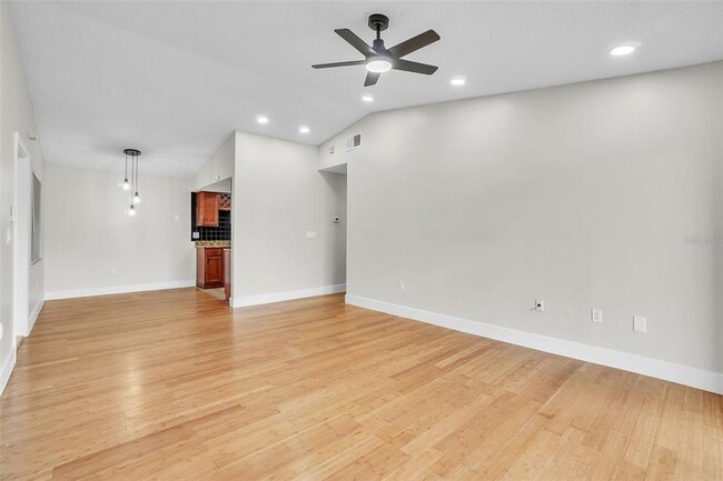 Building Photo - 5235 Vineland Rd