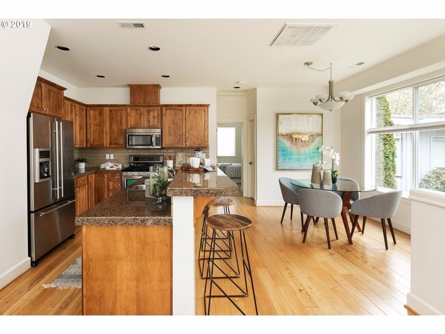 Building Photo - Amazing 3 bed / 2.5 bath Duplex with Bonus Room!