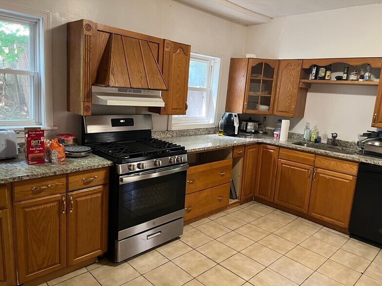 Building Photo - 148 Strathmore Rd