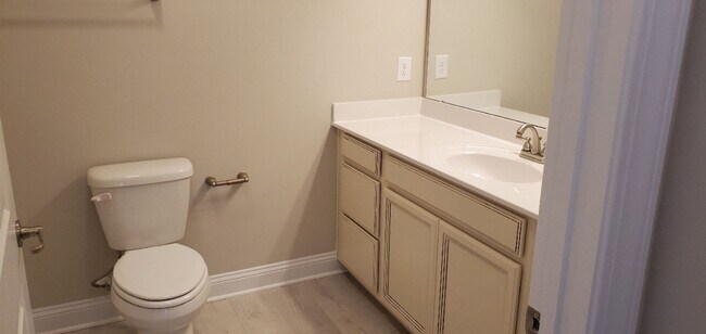 Building Photo - 3 bedroom, 2 bath condo at Queens Harbour
