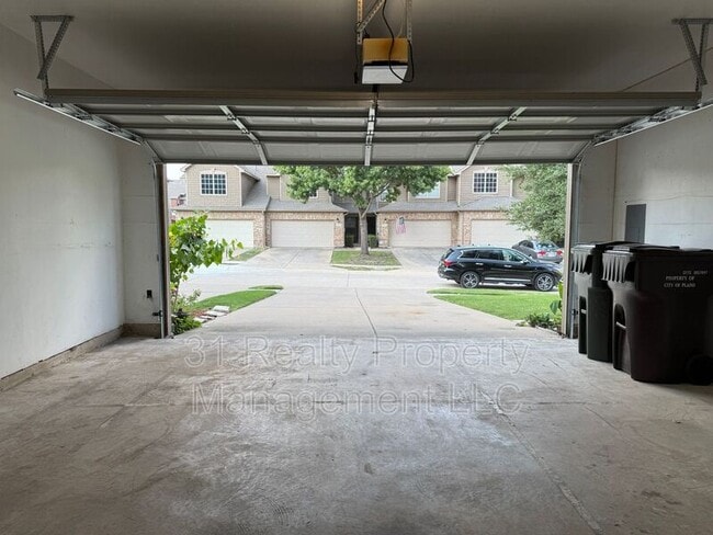 Building Photo - 900 Englewood Ln