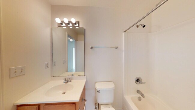 Building Photo - Coastal Comfort Awaits: Spacious 2-Bed, 2-Bath Retreat in Fort Walton Beach!