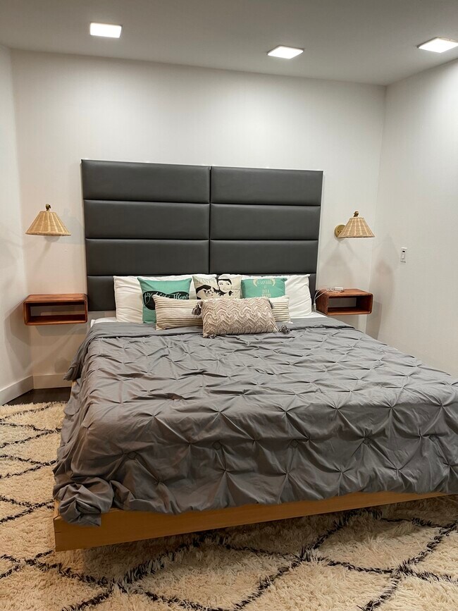 huge master bedroom with walk-in closet and jacuzzi - 9039 NE Juanita Dr