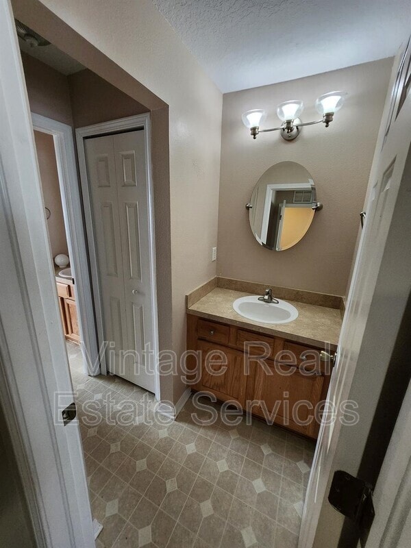 Building Photo - 12008 Peach Grv Ct