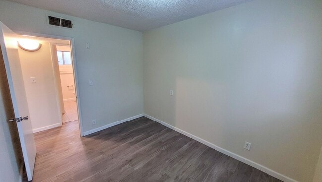 Building Photo - 6 Bedroom 3 Bath Two Story House with REMODELED Kitchen and Bathrooms Available Now!