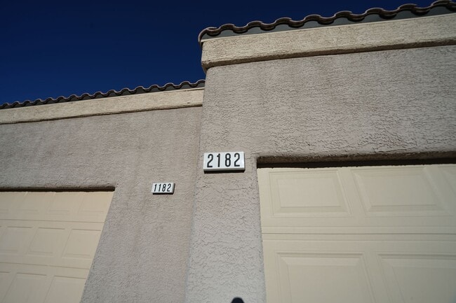 Building Photo - SHOWINGS AVAILABLE NOW