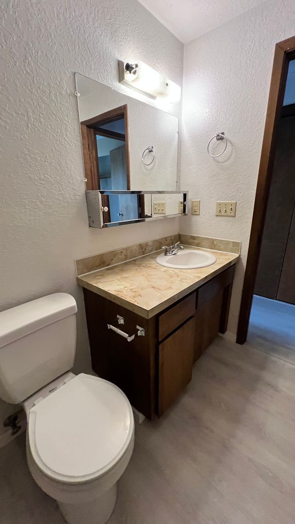 Building Photo - 4Plex 2bed x 1.5bath unit in Seattle, minutes away from major highways.