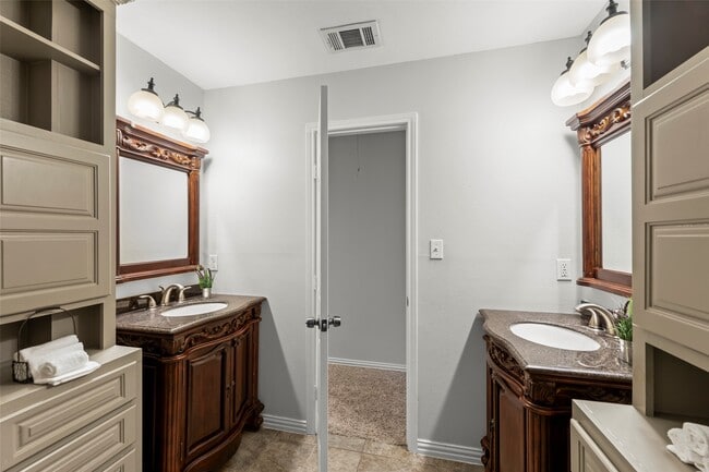 Building Photo - 14115 River Forest Dr