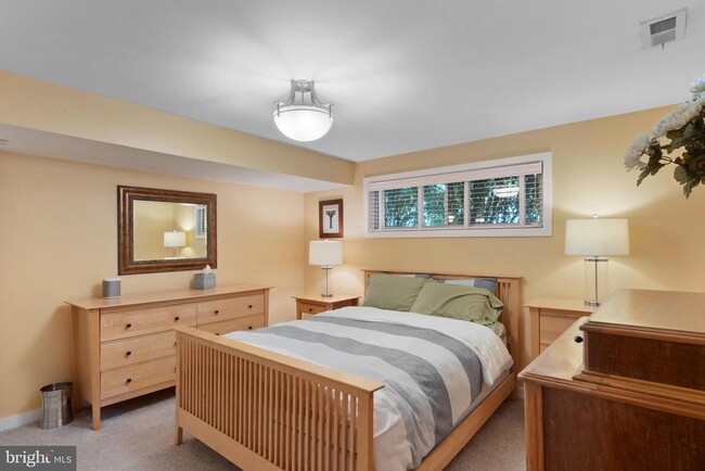 Building Photo - 1404 Middlebury Dr