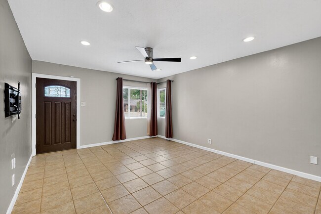 Building Photo - 2020 Hendola Dr NE