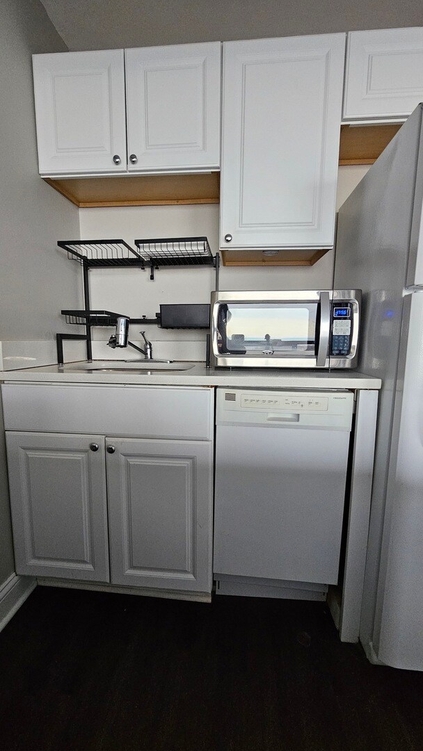 Building Photo - 4343 N Clarendon Ave