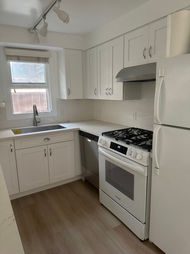 Renovated kitchen.Gas stove d/w, tefer - 746 Bayview Dr