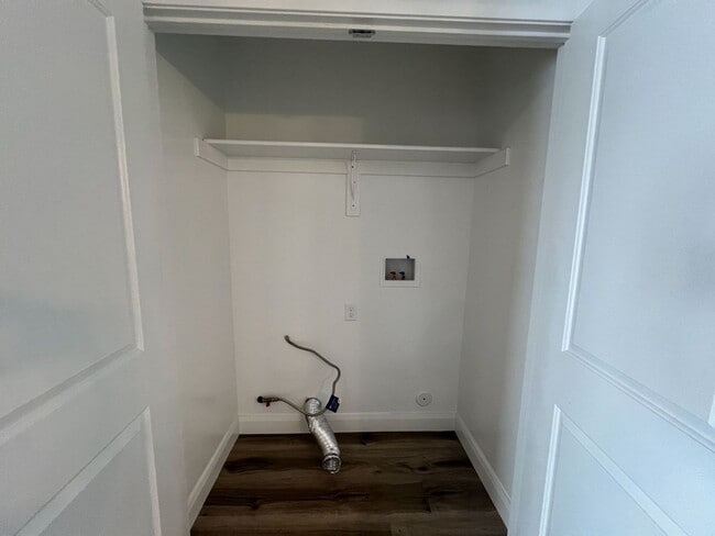 Building Photo - 2 bed - 1 bath - updated throughout!