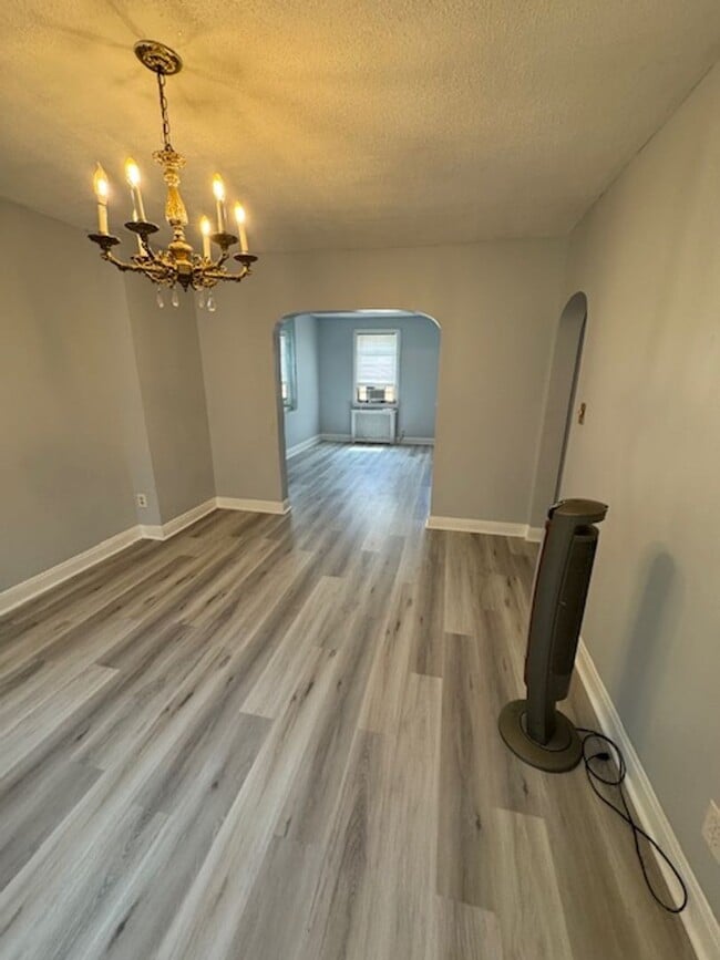 Building Photo - 3BED 2BATH FINISHED BASEMENT $1650/MONTH!